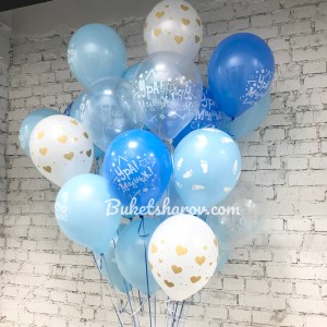 Композиция из 25 белых и голубых шаров с рисунками для выписки мальчика, купить в Букет шаров Измайлово.