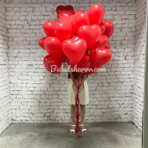 Связка из тридцати ярких красных сердец с гелием для декора и подарка, купить в Букет шаров Измайлово.