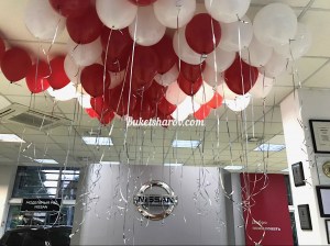 Красные и белые шары с гелием под потолок для оформления автосалона Ниссан, купить в Букет шаров Измайлово.