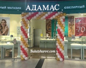 Красно-бело-золотая арка из шаров у ювелирного магазина, эффектное оформление входа, купить в Букет шаров Измайлово.