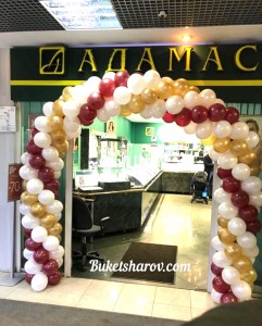 Арка из белых, золотых и бордовых шаров у магазина, праздничное украшение фасада, купить в Букет шаров Измайлово.
