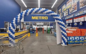 Арка из белых и синих воздушных шаров у входа в магазин, купить в Букет шаров Измайлово.