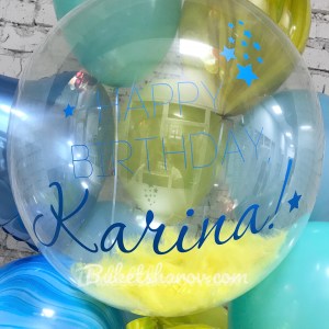 Связка Bubble с жёлтыми перьями и именной надписью купить в Букет шаров Измайлово.