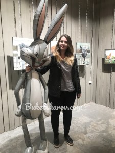 Фигура Багз Банни с большими ушами и улыбкой, популярный мультяшный персонаж, купить в Букет шаров Измайлово.