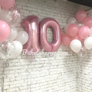 Розовая цифра 10 с белыми и розовыми шарами, дополненными серебряным конфетти, купить в Букет шаров Измайлово.