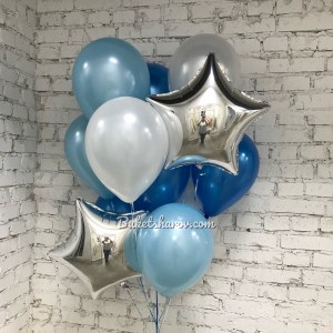 Бело-голубая композиция с синими шарами и двумя серебряными звёздами для мальчика, купить в Букет шаров Измайлово.