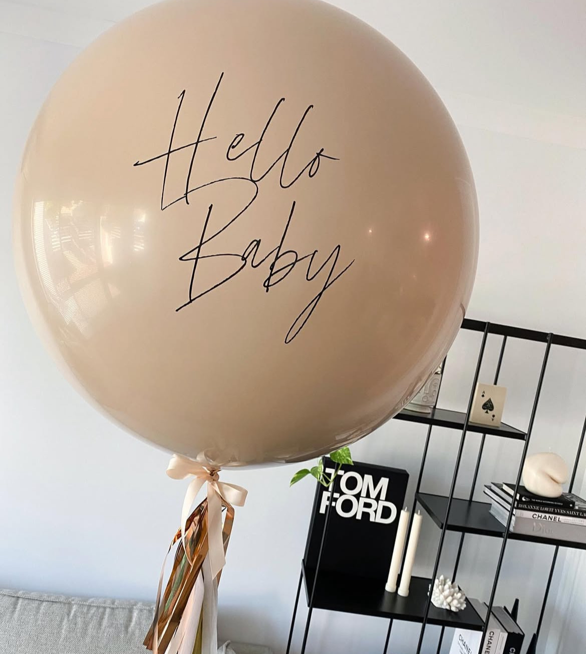 Бежевый круглый шар с надписью Hello Baby бантом кисточками купить в Букет шаров Измайлово.