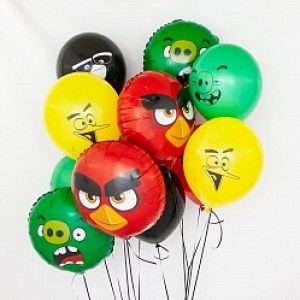Яркая композиция в стиле Angry Birds с разноцветными шарами и героями игры, купить в Букет шаров Измайлово.
