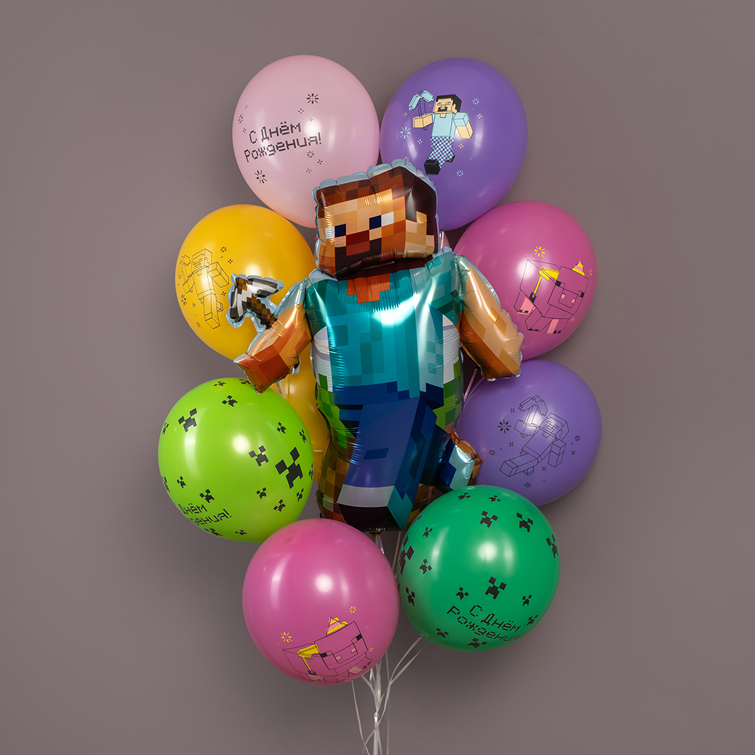 Воздушные шары с персонажами Minecraft, включая фольгированного Стива, и надписью «С Днём Рождения!».