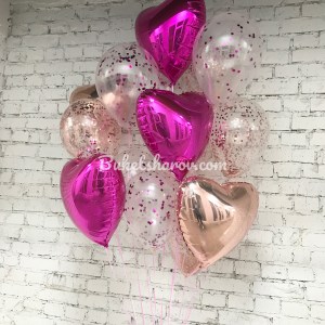 Связка малиновых и золотистых сердцевидных шаров с конфетти на гелии, купить в Букет шаров Измайлово.