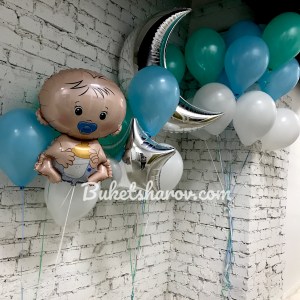 Голубые и белые шары с фигуркой малыша и полумесяцем для выписки мальчика, купить в Букет шаров Измайлово.