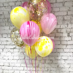 Связка из ярких мраморных розовых и жёлтых шаров с блестками и конфетти — купить в Букет Шаров Измайлово для яркого праздника.