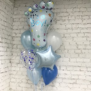 Композиция голубых и синих шаров с ножкой для выписки мальчика, купить в Букет шаров Измайлово.