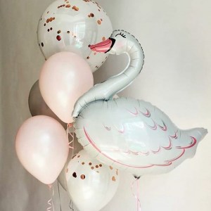 Белый лебедь с розовыми и золотыми шарами с конфетти, купить в Букет шаров Измайлово.