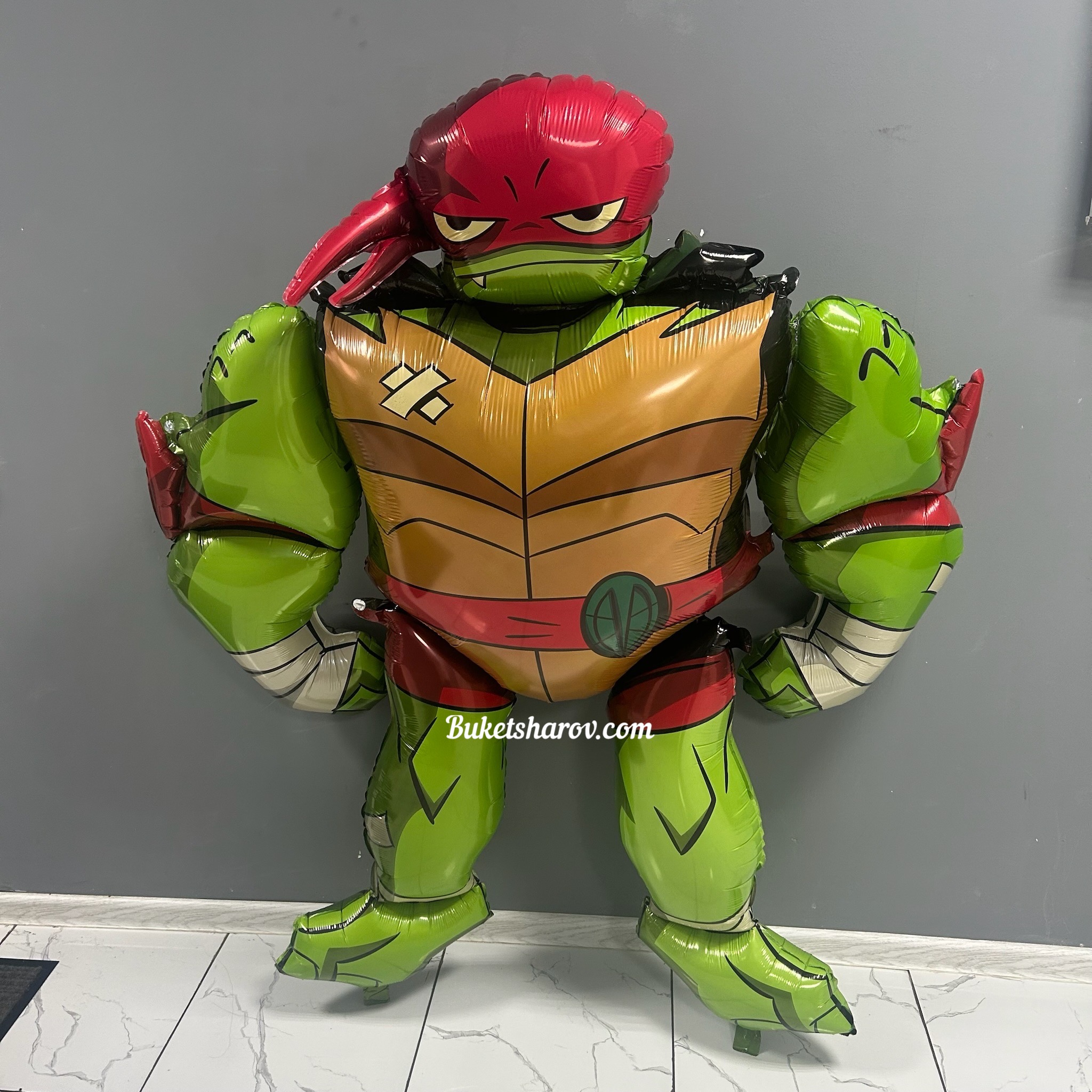 Ходячий шар Рафаэль из мультфильма Черепашки-ниндзя с красной повязкой и мускулами, купить в Букет шаров Измайлово.