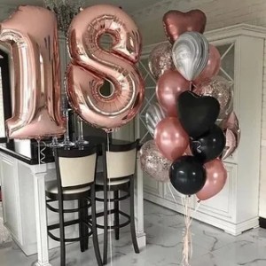 Цифры 18 в розовом золоте с чёрными и мраморными шарами, купить в Букет шаров Измайлово.