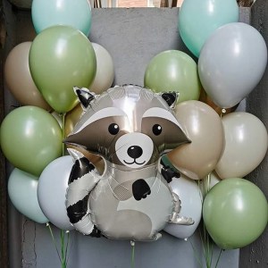 Енот с мятными, зелёными и бежевыми шарами, купить в Букет шаров Измайлово.