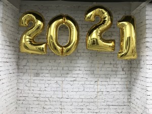 Золотые цифры 2021 для новогоднего праздника и украшения зала, купить в Букет шаров Измайлово.