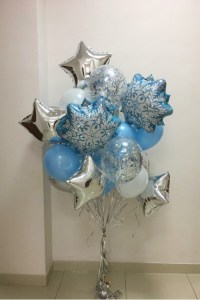 Фонтан из голубых и серебристых шаров со снежинками для зимнего декора, купить в Букет шаров Измайлово.