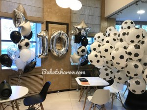 Серебряные цифры 10 с футбольными и черно-белыми шарами для спортивного торжества, купить в Букет шаров Измайлово.