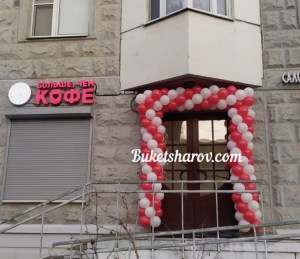 Яркая гирлянда буквой П из белых и красных шаров для кафе, праздничное украшение фасада, купить в Букет шаров Измайлово.