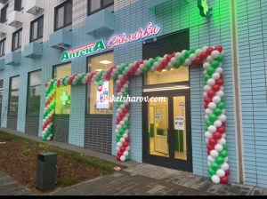 Гирлянда из красных зелёных и белых шаров для оформления аптеки Столички, купить в Букет шаров Измайлово.