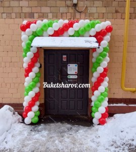 Красно-бело-зелёная арка из шаров у входа в здание, праздничное украшение входной зоны, купить в Букет шаров Измайлово.