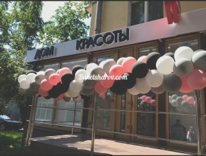 Гирлянда из чёрных розовых и серебряных шаров для украшения салона красоты, купить в Букет шаров Измайлово.