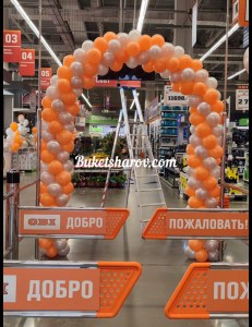 Арка из воздушных шаров оранжевого и серебряного цвета для магазина, купить в Букет шаров Измайлово.