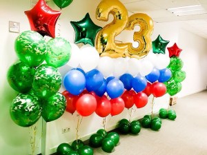 Композиция триколор из шаров с золотыми цифрами 23 и зелёными акцентами, купить в Букет шаров Измайлово.