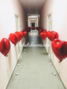 Красные фольгированные сердца на грузиках в коридоре, купить в Букет шаров Измайлово.