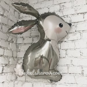 Серый заяц с длинными ушами и милой мордочкой в мультяшном стиле, купить в Букет шаров Измайлово.