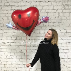 Красное сердце с улыбающимся лицом и руками в виде фигуры, купить в Букет шаров Измайлово.