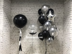Чёрные и серебряные шары в стильной композиции с большим прозрачным шаром, купить в Букет шаров Измайлово.