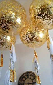 Большие прозрачные шары с золотым конфетти и белыми тасселами, купить в Букет шаров Измайлово.