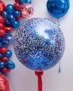 Прозрачный шар с ярким синим конфетти и лентой с гелием, купить в Букет шаров Измайлово.