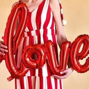 Красная фольгированная надпись LOVE в виде больших букв для праздника и романтики, купить в Букет шаров Измайлово.
