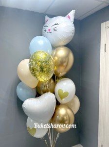Нежная композиция с золотыми и голубыми шарами и фигурой кошечки, купить в Букет шаров Измайлово.