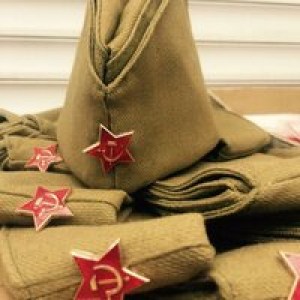 Зелёная пилотка с красной звездой для военной тематики, купить в Букет шаров Измайлово.