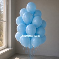 Пышная связка пастельных голубых гелиевых шаров аккуратно собрана и стоит на фоне однотонной серой стены помещения.