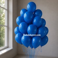 Насыщенные синие пастельные латексные шары с гелием на светло‑сером фоне.