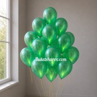 Плотный букет из глянцевых зелёных металлик шаров ярко контрастирует с однотонной серой стеной помещения. Букет шаров