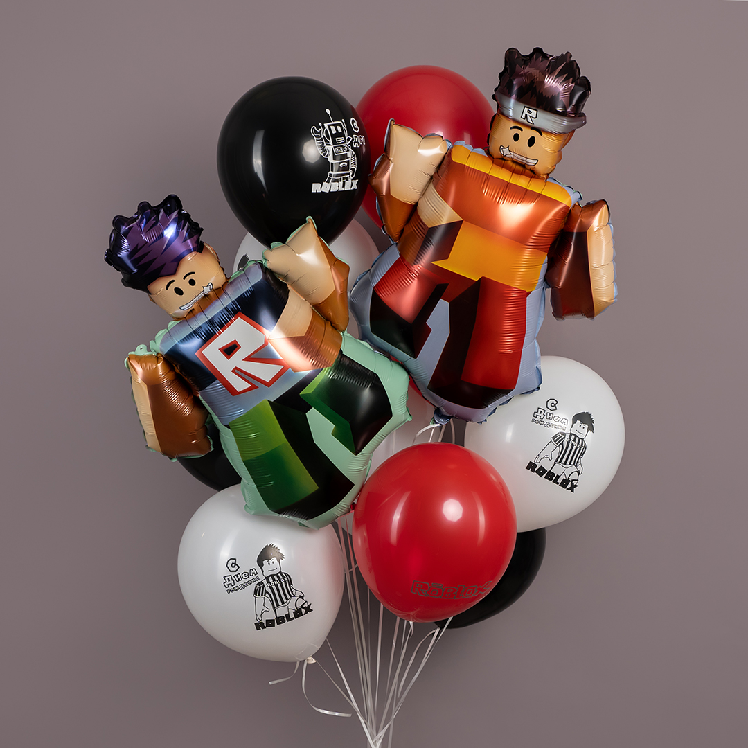 Воздушные шары с персонажами Roblox, окруженные красными и белыми шарами.