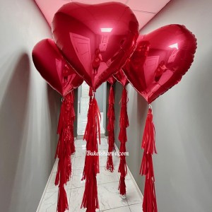 Красные фольгированные сердца с лентами тассел для декора, купить в Букет шаров Измайлово.