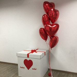 Связка фольгированных красных сердечек и латексных шаров с гелием, купить в Букет шаров Измайлово.