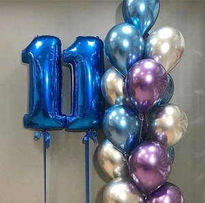Синие шары в форме цифр 11 с фиолетовыми и серебряными шарами для праздника, купить в Букет шаров Измайлово.