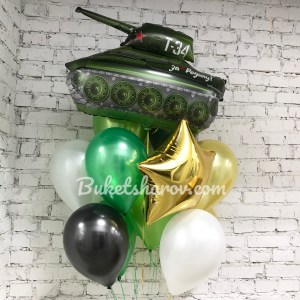 Зелёные и белые шары с золотой звездой и фольгированным танком, купить в Букет шаров Измайлово.