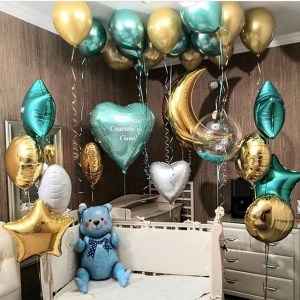 Композиция из золотых, белых и зелёных шаров с медвежонком на выписку, купить в Букет шаров Измайлово.