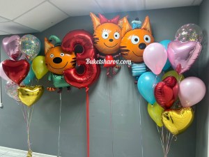 Красная цифра 3 и фонтаны разноцветных шаров с героями Три кота, купить в Букет шаров Измайлово.