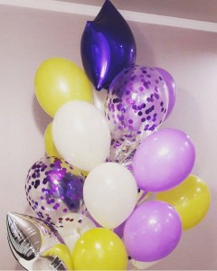 Связка жёлтых, белых и фиолетовых шаров с фиолетовым конфетти на гелии, купить в Букет шаров Измайлово.
